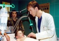 In aller Freundschaft – Der fünfjährige Tim (Tim Hahn) wird auf Verdacht einer Tablettenvergiftung von Dr. Achim Kreutzer (Holger Daemgen) behandelt. Seine Mutter (Ina Bleiweiß) gibt an, sie wisse nicht, was ihr Sohn zu sich genommen hat. Doch Achim glaubt ihr nicht.