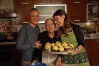 Zu Tisch ... – Donatella (li.), Fiorella (Mi.) und Pina (re.) Barlotti mit gefüllten Artischocken