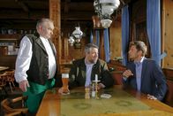 Die Rosenheim-Cops – Dorfwirt Lohner (Sigi Zimmerschied, l.) macht sich gegenüber den Cops Stadler (Dieter Fischer, m.) und Hansen (Igor Jeftic, r.) verdächtig.