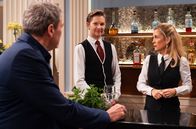 Sturm der Liebe – Yvonne (Tanja Lanäus, r.) ist fassungslos vor Hanno (Hanno Dobiat, M.), dass Christoph (Dieter Bach, l.) dem Fürstenhof den Rücken kehren wird.