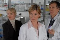 SOKO Kitzbühel – (v.li.) Eva Herzig (Silvia Hassler), Astrid M. Fünderich (Nathalie Spindler), Lutz Blochberger (Thorsten Kronheim).