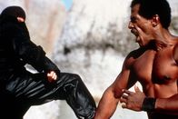 American Fighter 2 - Der Auftrag – Joe und sein Partner Curtis Jackson (Steve Jamens,r.) entdecken die entführten Marines auf einer Karibikinsel. Doch dort werden sie von einem ganzen Schwarm Killer-Ninjas angegriffen.