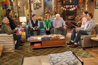 Man with a Plan – v.l.n.r.) Adam Burns (Matt LeBlanc); Andi Burns (Liza Snyder); Lowell (Matt Cook); Beverly (Swoosie Kurtz); Joe (Stacy Keach); Marcy (Kali Rocha); Don Burns (Kevin Nealon)
