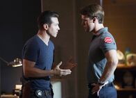 Chicago Fire – Chicago Fire Blockade - Let It Burn Staffel 4, Episode 1 Informationsaustausch: Jon Seda als Antonio Dawson, Jesse Spencer als Matthew Casey