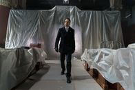 Elementary – Christopher Gray, ein Handlanger und Spion von Morland, wird bei dem Versuch, den Mann, der eine Bombe in Holmes' (Jonny Lee Miller) und Watsons Haus deponierte, aufzuhalten, verletzt. Für die beiden Detektive gilt es nun, den Bombenleger so schnell wie möglich zu finden ...