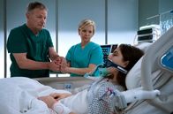 In aller Freundschaft – Dr. Kathrin Globischs (Andrea Kathrin Loewig, mi.) Tochter Hanna (Helena Pieske, re.) ist von einem Pferd in den Oberbauch getreten worden. Dr. Roland Heilmann (Thomas Rühmann, li.) ist es nur mit großer Mühe gelungen, die massiven Blutungen der Leberruptur in einer Not-OP zu stoppen. Hannas Zustand ist lebensbedrohlich.