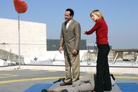 Monk – Adrian Monk (Tony Shalhoub, l.) und Natalie Teeger (Traylor Howard, r.) ist es gelungen, Joey (David Koechner, liegend) zur Strecke zu bringen ...