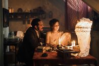 The Sentinels – Der Baron (Ouassini Embarek, l.); Gisèle (Nastya Golubeva Carax, r.)