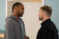 In aller Freundschaft – Paul Gebhardt (Pablo Grant, li.) steht eine OP am Kopf bei vollem Bewusstsein bevor. Er hat Angst und bittet Kris Haas (Jascha Rust, re.) im OP dabei zu sein.