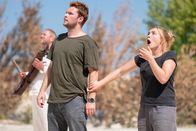 Midsommar – Dani (Florence Pugh, r.) und Christian (Jack Reynor, M.) werden unvorbereitet Zeuge eines Senizid.