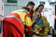 Zimmer mit Stall – ARD Degeto ZIMMER MIT STALL - FEUER UNTERM DACH Uhr im ERSTEN. Glück im Unglück: Barthl (Friedrich von Thun) nach dem Brand im Rettungswagen.