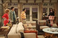 Two and a Half Men – v.l.) sicher, dass Charlie noch lebt - und dann taucht plötzlich Rose (Melanie Lynskey, r.) auf ...