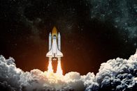 Unser Universum – 1961 gelang der Raumfahrtbehörde NASA der erste bemannte Flug mit einer Mondlandung. Die Mission trug den Namen Apollo 11. US-Präsident John F. Kennedy erreichte damit das vorgegebene nationale Ziel, noch vor Ende des Jahrzehnts einen Menschen zum Mond und wieder sicher zurück zur Erde zu bringen.