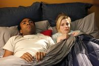 Community – So hat sich Britta (Gillian Jacobs, r.) ihren Jahrestag mit Troy (Donald Glover, l.) aber nicht vorgestellt. Irgendetwas scheint mit ihm nicht zu stimmen ...