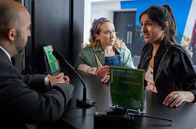 Hullraisers – Gemeinsam mit Toni (Leah Brotherhead, l.) macht Rana (Taj Atwal, r.) eine böse Entdeckung. Die Tochter ihres neuen Freundes, auf die sie aufpassen sollte, ist verschwunden. Erst ratlos, zieht Rana dann doch noch ein Ass aus dem Ärmel.