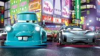 Cars Toons – Hook (li.) nimmt in Tokio an einem Autorennenteil. Seine Gegner haben keine Chance.