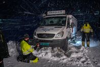 Ice Road Rescue - Extremrettung in Norwegen – Thord on his way to an ice cream truck that is stuck. (National Geographic/ITV Studios Norway AS)