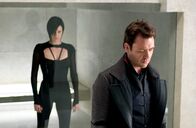 Æon Flux – Während ihrer Mission wird Aeon (Charlize Theron, l.) entdeckt und gerät in Trevor Goodchilds (Marton Csokas, r.) Gefangenschaft. Kann sie entkommen und ihre Mission dennoch erfüllen?