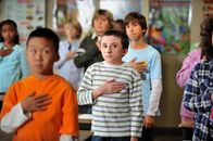 The Middle – Während Mike Brick (Atticus Shaffer, M.) überredet, nach einer furchtbaren Schmach beim Buchstabierwettbewerb wieder in die Schule zu gehen, setzt Frankie für Sue alle Hebel in Bewegung, um an Karten für ein Konzert von Justin Bieber zu gelangen ...