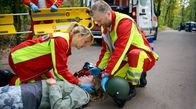 Freitag im Ersten: Praxis mit Meerblick – Als Nora (Tanja Wedhorn, li.) und Lars (Bo Hansen, re.) beim Rettungseinsatz dazukommen, liegt Romy (Lilith Johna, Mitte) schwer verletzt im Koma.