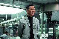 Jurassic World – Als der Chefgenetiker Dr. Henry Wu (B.D. Wong) dem Chef der Jurassic World offenbart, dass bei der Vermischung der unterschiedlichen DNS ein Dinosaurier mit ungeahnten Fähigkeiten entstanden ist, dämmert es den Verantwortlichen, mit welchem grausamen und vor allem intelligenten Raubtier sie es nun zu tun haben und dieses läuft auch noch frei herum ...
