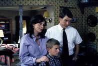 Malcolm mittendrin – Dewey (Erik Per Sullivan, mi.), Lois (Jane Kaczmarek) und Hal (Bryan Cranston) sind äußerst verärgert, wie es in ihrer Familie zugeht.
