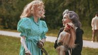 Der große Rudolph – Gerdi (Sunnyi Melles, li.) und Else Moshammer (Hannelore Elsner) treffen sich beim Gassi gehen im Park.