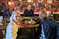 Tobis Städtetrip – Tobias Kämmerer (r.) und SWR-Kollegin Anna Lena Dörr mit Markus Schuler in der Rheinhatten Bar.