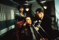 The 6th Day – Marshall (Michael Rooker, r.) und die attraktive Killerin Talia (Sarah Wynter, l.) haben ihr Opfer Gibson (Arnold Schwarzenegger, M.) fest im Griff. Sie wollen verhindern, dass Gibson mit seinem Klon gesehen wird.