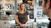 SOKO Wismar – Hat Rieke Mengers (Oana Solomon), die Frau des Juweliers, Maren aus Eifersucht umgebracht? Eigentlich widersinnig, hat sie doch selbst den Test in Auftrag gegeben. Doch in der Liebe geht es nicht nur um Vernunft, wissen die Ermittler.