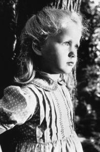 Verbotene Spiele – Frankreich 1940, während der sogenannten „drôle de guerre“: Bei einem Tieffliegerangriff der Deutschen kommen die Eltern der fünfjährigen Paulette (Brigitte Fossey) und ihr kleiner Hund ums Leben.