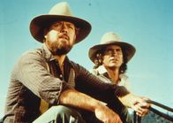 Unsere kleine Farm – Charles Ingalls (Michael Landon, r.) und Jonathan Gravey (Merlin Olsen, l.) müssen eine schreckliche Entdeckung machen ...
