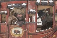 The Hateful Eight – L-R: John "Der Henker" Ruth (Kurt Russell) und Marquis Warren (Samuel L. Jackson) sind auf Kopfgeldjagd.