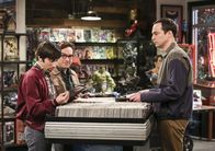 The Big Bang Theory – Howard (Simon Helberg, l.) und Leonard (Johnny Galecki, M.) sind sich nicht einige darüber, ob Sheldon (Jim Parsons, r.) seine Geburtstagsüberraschungsplanung für Amy wirklich richtig angeht ...