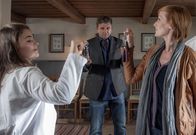 Der Bergdoktor – Lilli (Ronja Forcher, l.) und Frau Bornholm (Nicole Beutler, r.) machen gemeinsame Sache, um den nach seinem Sturz noch immer angeschlagenen Martin (Hans Sigl, M.) davon abzuhalten, sich zu übernehmen.