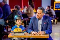 Single Parents – (v.li.): Tyler Wladis (Graham D’Amato), Brad Garrett (Douglas Fogerty).