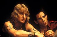 Zoolander – Als ihm ausgerechnet sein schärfster Konkurrent Hansel (Owen Wilson, l.) die heißbegehrte Auszeichnung "Male Model of the Year" wegschnappt, macht sich der gemeine Modezar Mugatu die angeborene Naivität des Models Derek Zoolander (Ben Stiller, r.) zu Nutzen ...