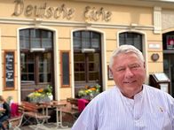 Lebenslinien – Dietmar Holzapfel vor der Deutsche Eiche.