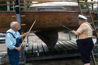 Löwenzahn Classics – Herr Paschulke (Helmut Krauss, r.) muss feststellen, dass sein frisch geerbtes Segelboot alles andere als ein Prachtstück ist. Es ist aber zu retten, meint der Hafenmeister. Peter (Peter Lustig, l.) hilft kräftig mit, den Kahn wieder seetüchtig zu machen.
