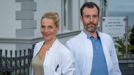 Praxis mit Meerblick – Nora Kaminskis (Tanja Wedhorn) Praxiskollege Hannes Stresow (Benjamin Grüter) plant in die Schweiz zurück zu gehen.