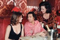 Kommissar Rex – (v.li.) Elke Winkens (Niki Herzog), Gregor Bloeb (Gustl Brunner), Andrea Händler (Bardame).