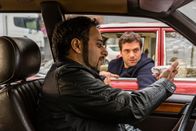 Heldt – Ob Achmeds (Yunus Cumartpay, l.) aufbewahrte Currywurst hilft, das Geheimnis des Saucenrezepts preiszugeben? Heldt (Kai Schumann, r.) setzt alle Hoffnung in diese letzte verbliebene Portion.