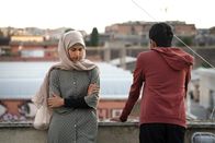 Bangla – Was ist in der letzten Nacht geschehen? Hatten Sumaya (Nilima Mittal) und Phaim (Phaim Bhuiyan) tatsächlich Sex? Leider hat Phaim einen Filmriss.