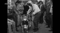 Der Motorradladen – München 1971 - Motorradfahren ist "in" bei Jung und Alt. Hier bricht ein Krawattenträger zu einer Testfahrt auf.