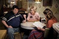 Young Sheldon – Während Mary (Zoe Perry, r.) geschockt ist, dass scheinbar echte Dämonenbeschwörungen und Kämpfe mit dem Teufel Teil eines Spiels sind, dass Sheldon mit seinen neuen Freunden spielt, sind George (Lance Barber, l.) und Meemaw (Annie Potts, M.) eher amüsiert darüber. Doch so einfach gibt Mary ihren Kampf gegen den Teufel nicht auf ...