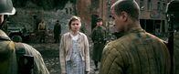 Irgendwer – Greta (Fabienne Haller) soll ihren Peiniger (Tigran Petrosyan, 2.v.r.) an Fjodorow (Vladislav Grakovskiy, 3.v.r.) verraten.