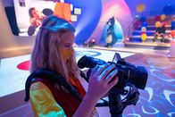 1, 2 oder 3 – Kamerakind Laura aus Wien/Österreich führt die Kamera gekonnt durch das Studio.