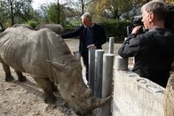 Orte der Kindheit – Harald Krassnitzer und Kameramann Stefan Aglassinger im Tiergarten Hellbrunn Salzburg.