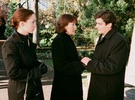 Zwei Seiten der Liebe – Unter Druck: Viktor Lipinski (Fritz Karl) will Carola (Thekla Carola Wied, Mitte) und Simone (Valerie Koch) mit allen Mitteln zum Verkauf der Firma überreden.