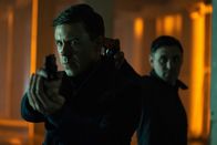 Alex Rider – Ian Rider (Andrew Buchan, l.) befindet sich in einer ausweglosen Situation. Er wurde von seinem Kollegen Martin Wilby (Liam Garrigan, r.) verraten.